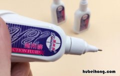 白色涂改液弄到衣服上怎么办 白色涂改液能往车上用嘛视频