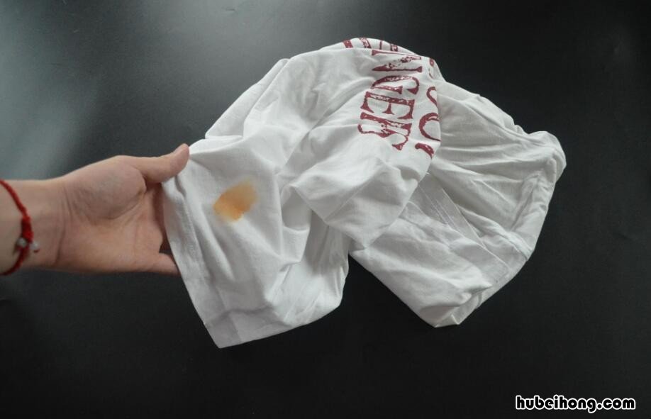 白衣服上出现油渍怎么清洗 白衣服上的油渍怎么弄掉