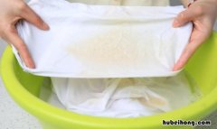白衣服上的陈年铁锈怎么去除 白衣服上的铁锈如何去除