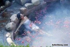 泡温泉穿什么 泡温泉穿什么样的泳衣男