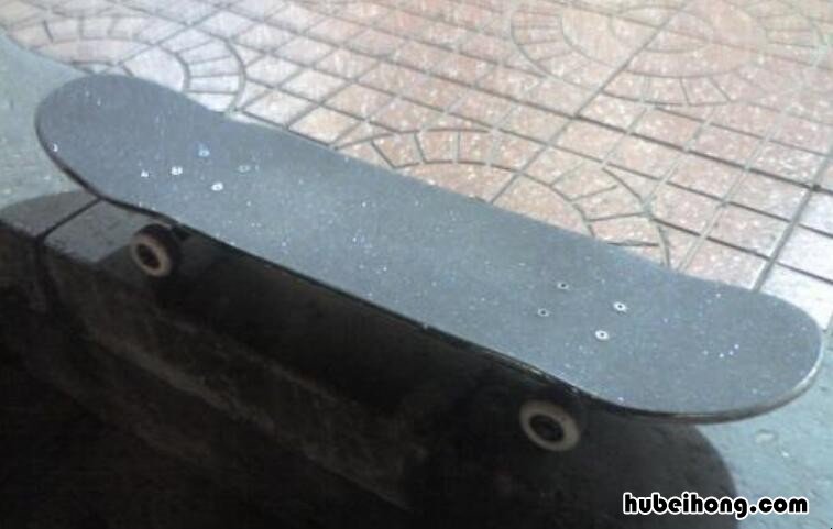 磨砂滑板沾水了怎么办 滑板磨砂膜很脏怎么洗才干净