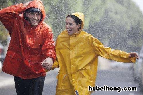 雨衣长霉如何清洗干净 雨衣起霉点怎么去除