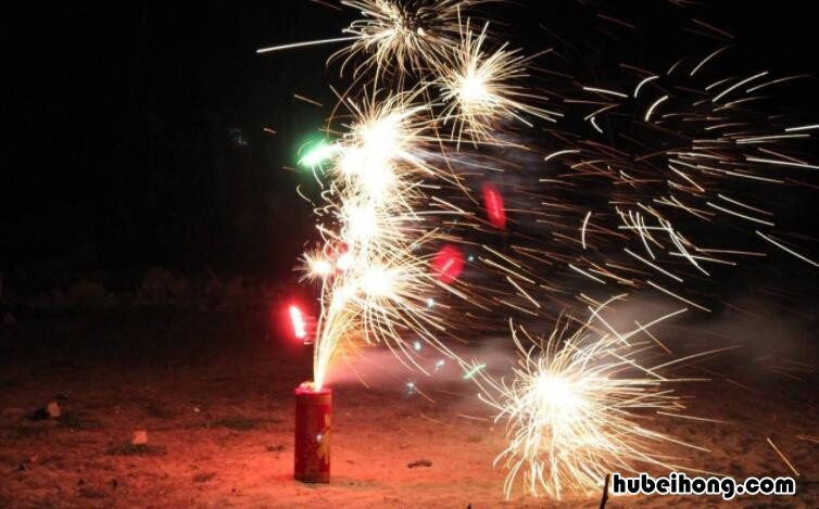 远离烟花爆竹手抄报内容有哪些 远离烟花保护环境的手抄报