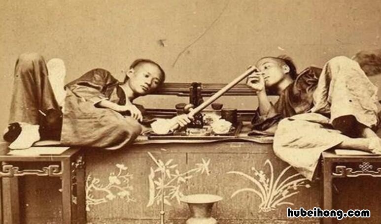 鸦片最早是由哪个国家传入中国的 鸦片最早是由哪里传入中